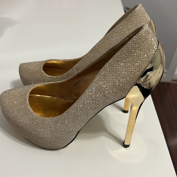 Shoe - Picture 2 of 4